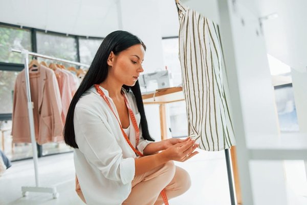 Comment le travail de la distance en Savate peut-il améliorer la précision en tennis?